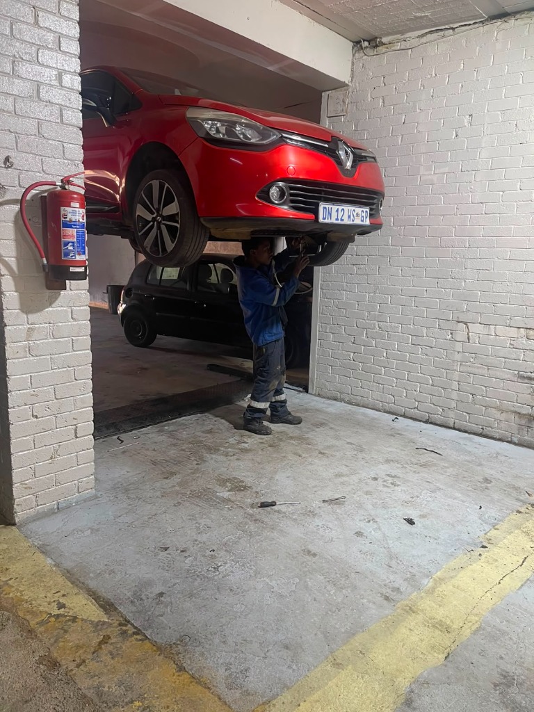 Hydraulic Lift Chassis & Underbody Service